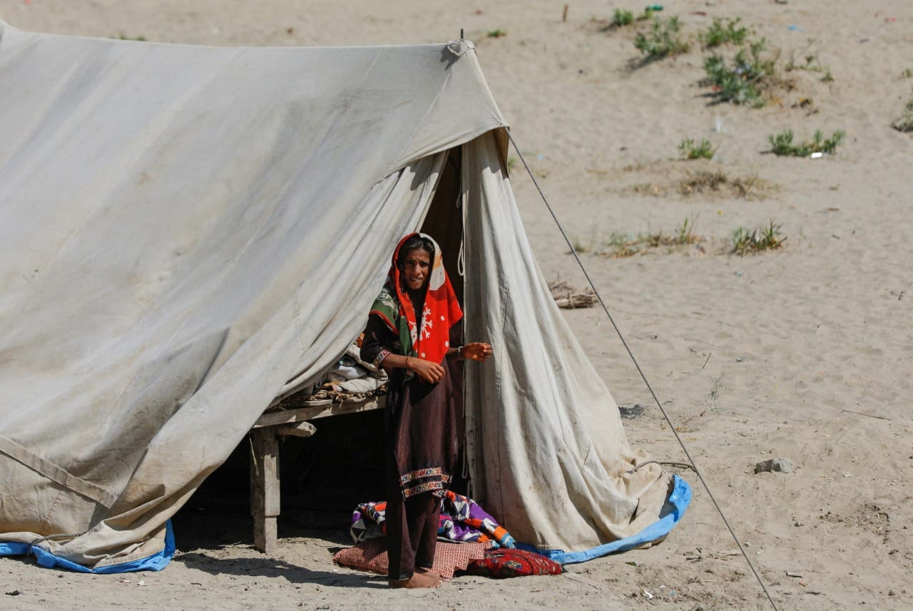 Enfermedades transmitidas por las inundaciones en Pakistán matan a más de 300 personas