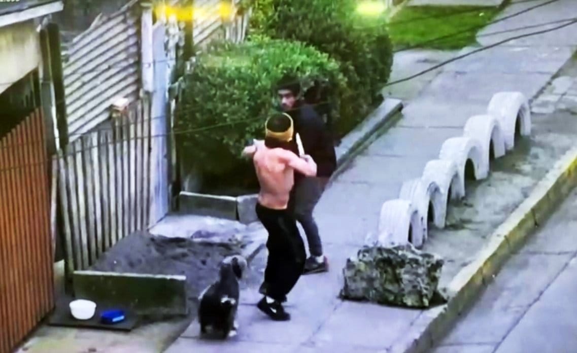 Cámara captó violenta riña en San Pedro de la Paz: Sujetos peleaban con cuchillos en plena calle