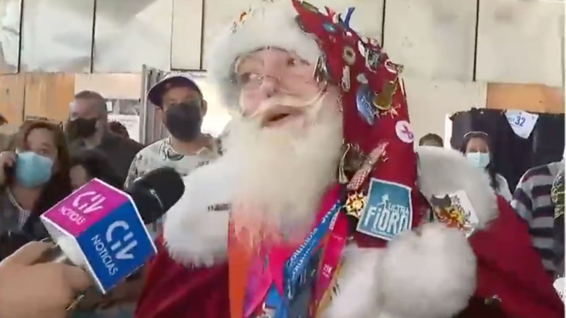 “El personaje me está comiendo”: La confesión del Viejo Pascuero tras votar en el plebiscito