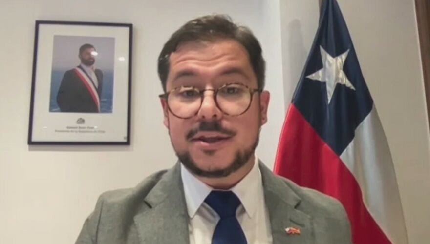 Embajador Velasco pidió disculpas y dijo que será “muchísimo más cuidadoso con las formas” tras polémicas en España