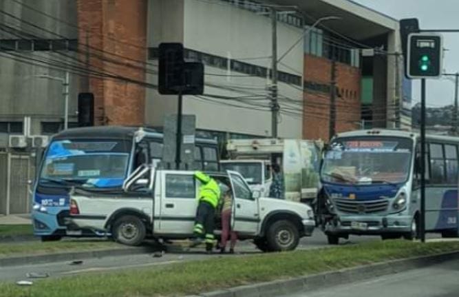 Múltiples lesionados tras colisión entre micro y una camioneta en avenida Colón de Talcahuano