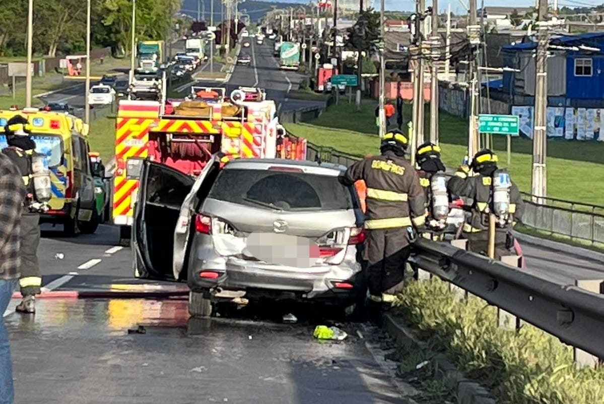 Colisión múltiple frente al Club Hípico de Concepción: Un auto se incendió en medio de calzada