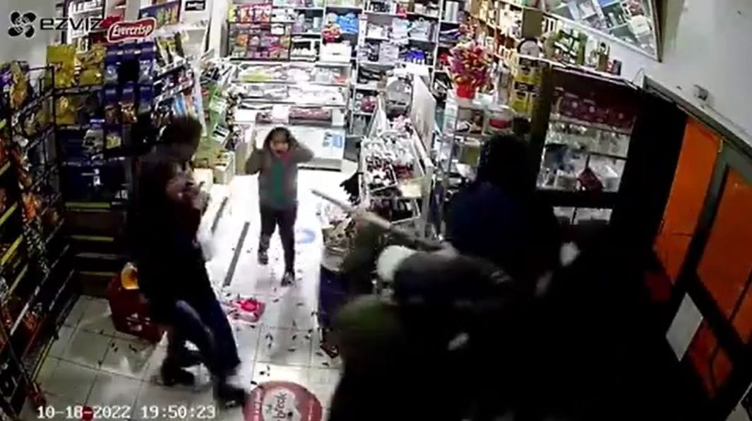 Desgarrador: Delincuentes intimidan con escopeta incluso a una niña durante asalto en Coronel