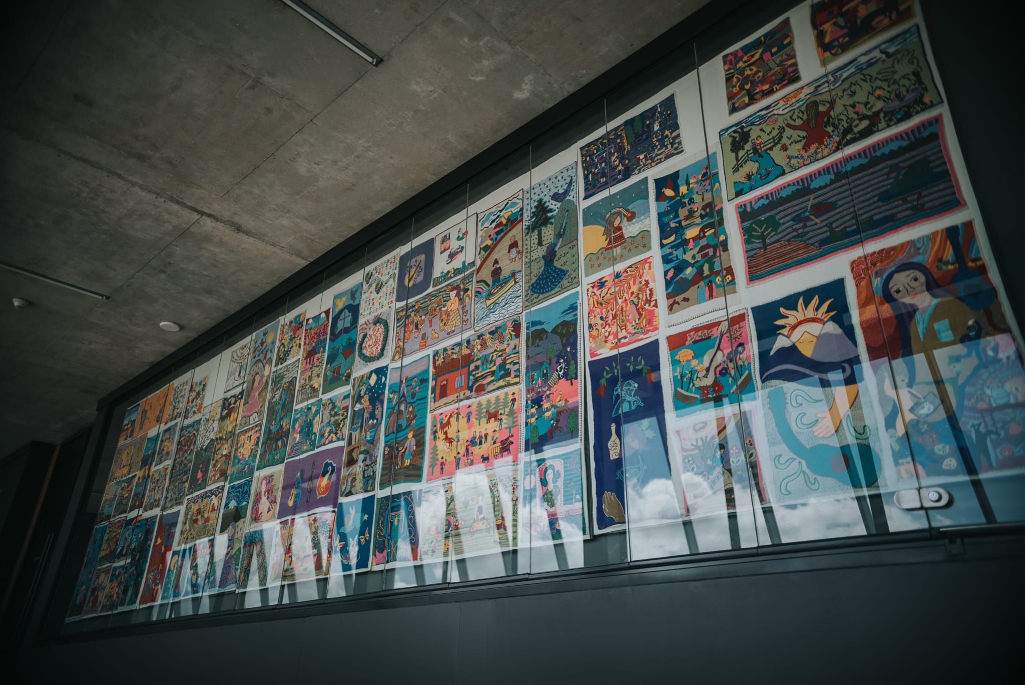“Bendigo las creaciones”: Reinstalan Mural textil en homenaje a Violeta Parra en el Teatro Biobío
