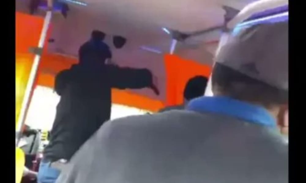 Violenta pelea en bus de la locomoción colectiva de Concepción: Sujeto sacó un arma