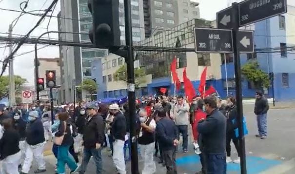 Finaliza paro de Fenats tras asegurar buses para trasladar a trabajadores del Hospital Regional