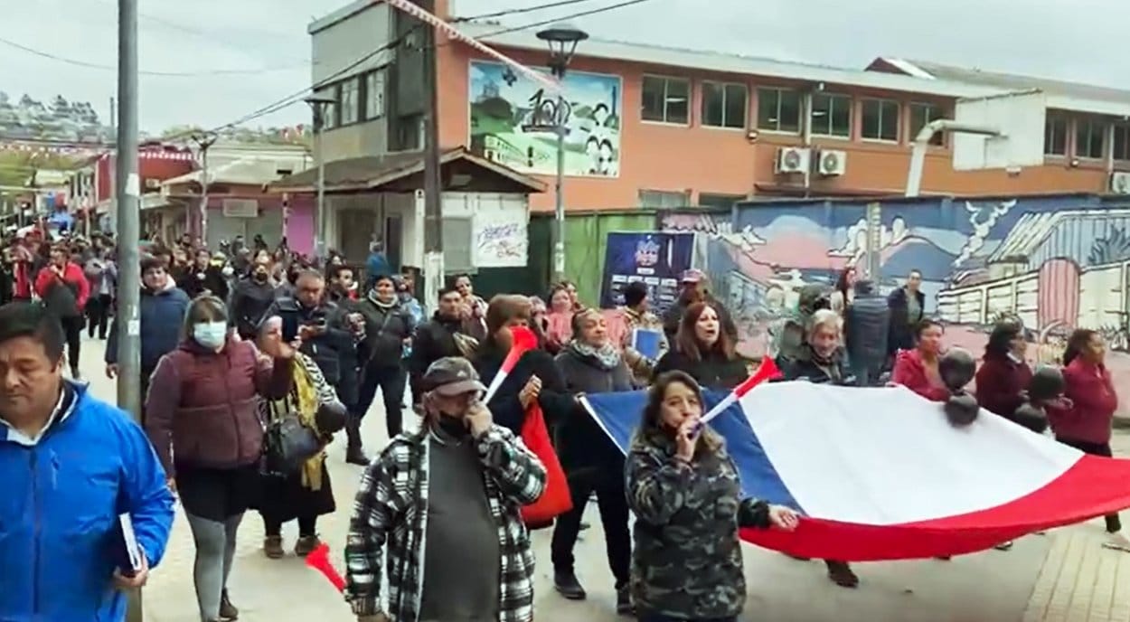 Comerciantes de histórica Feria de Lota en pie de guerra con ambulantes ilegales: Marcharon para que los saquen