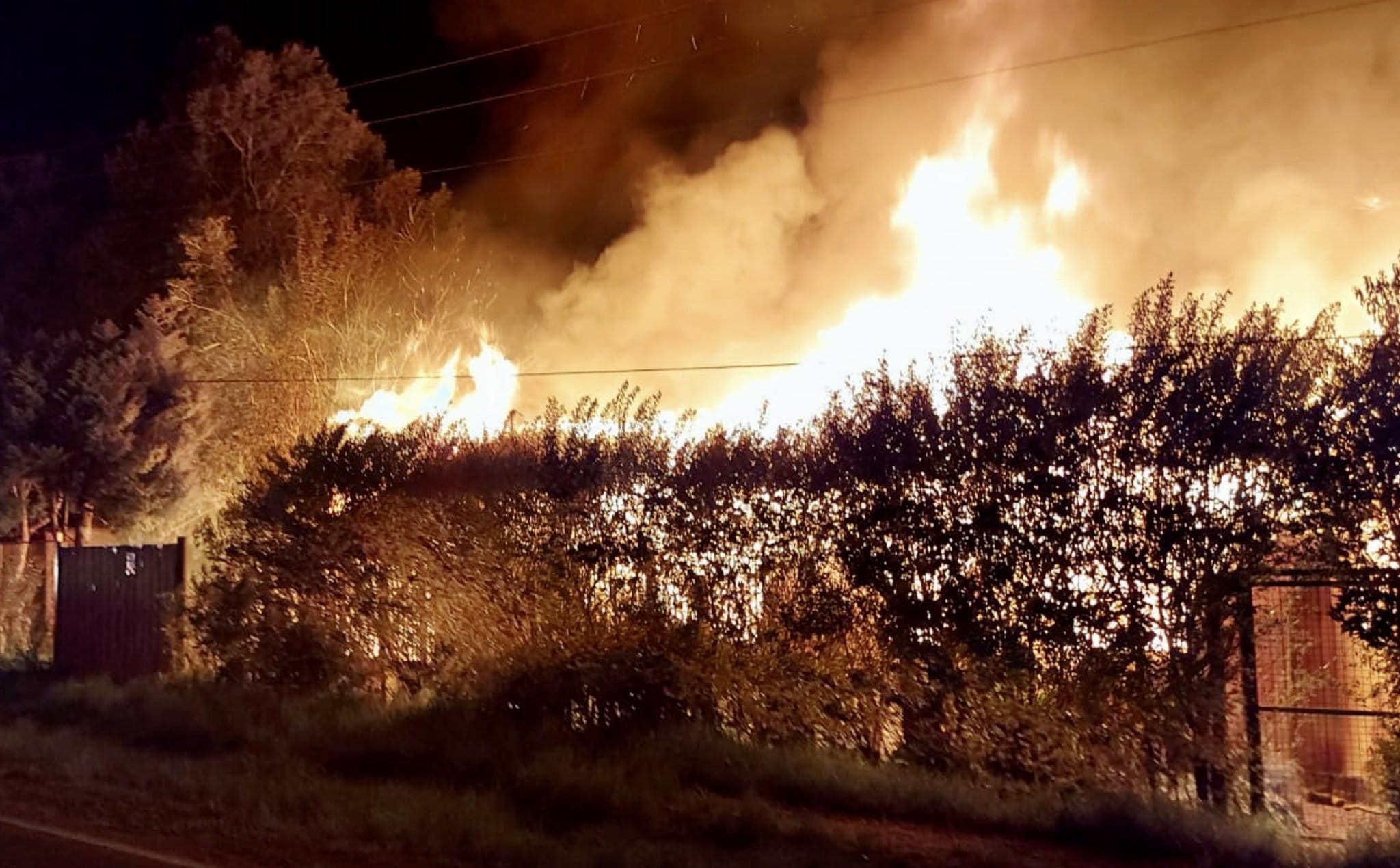 Ataque incendiario destruye 3 casas en Contulmo: Fue a metros de donde ya habían quemado decenas de cabañas