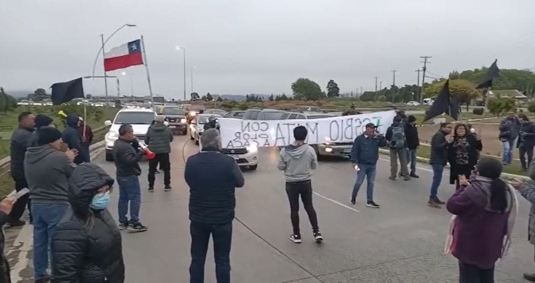 Hualpeninos protestan acusando mal olor desde planta de aguas servidas del sector Peñuelas