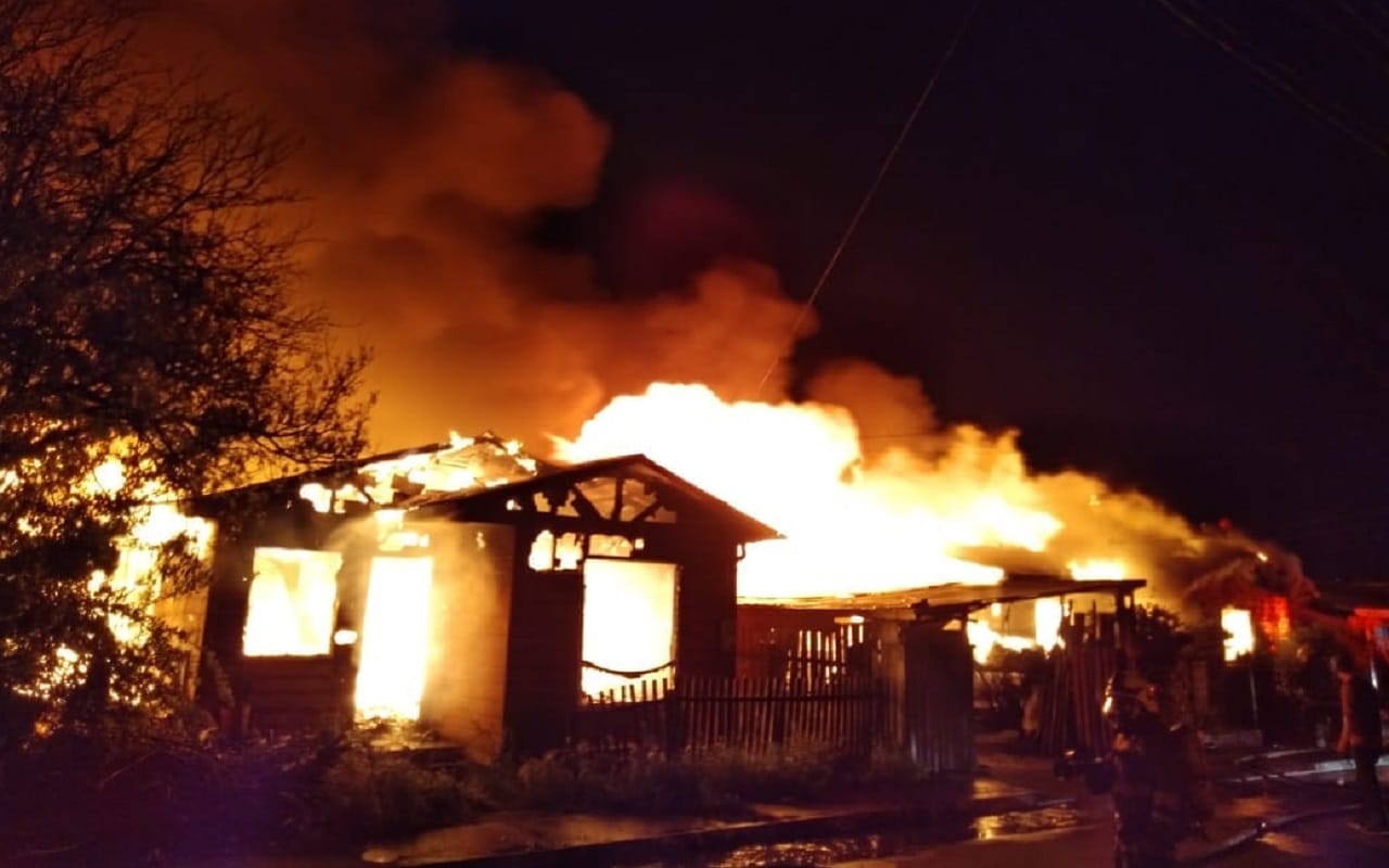 Incendio de proporciones en mueblería arrasó con cuatro viviendas en Curanilahue
