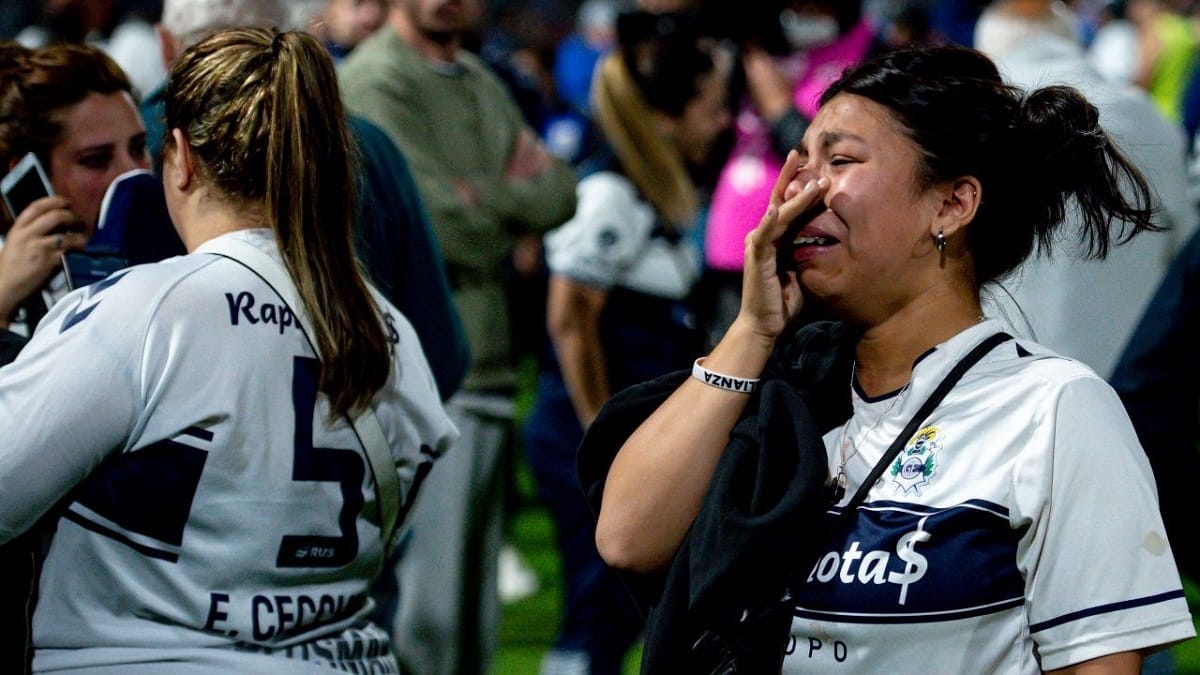 Un fallecido deja graves incidentes en partido Gimnasia – Boca: Árbitro suspendió el encuentro