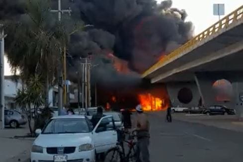 Enorme explosión e incendio en México tras choque entre tren con un camión de combustible