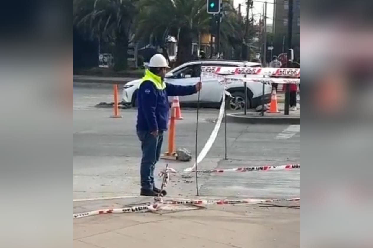 Conductor quedó atrapado en cemento fresco de obra vial en Concepción