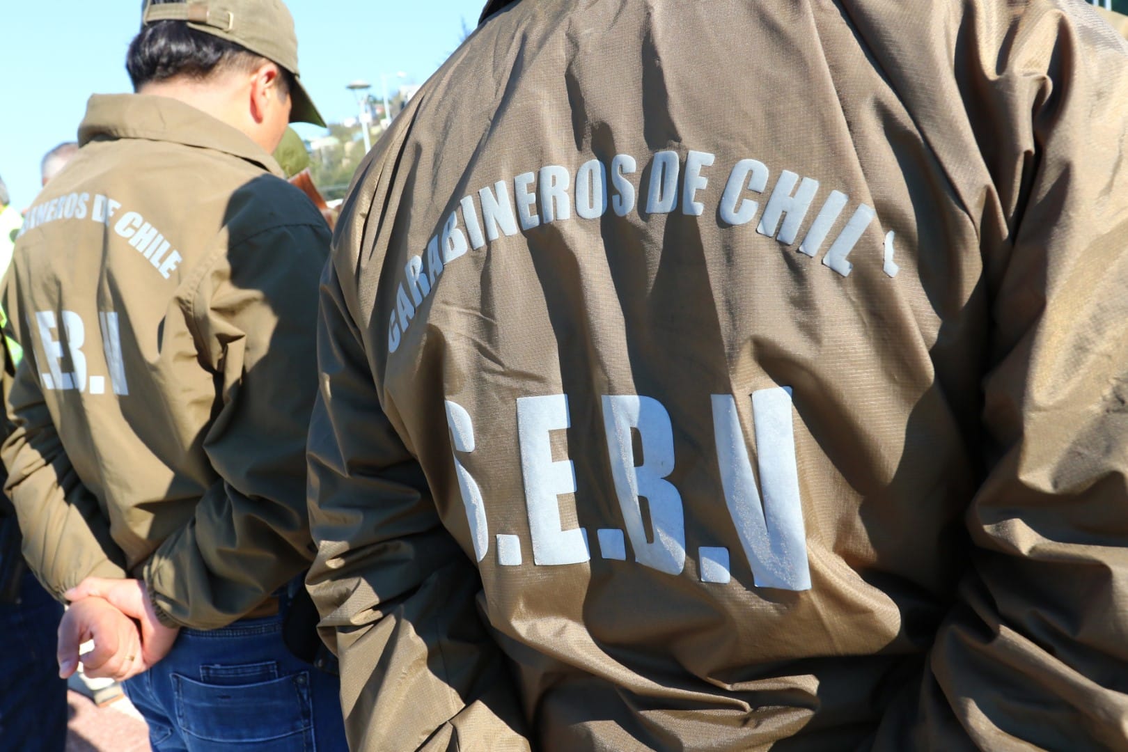Arrestan a gendarme acusada de comercializar vehículos que robaron en Concepción y Santiago