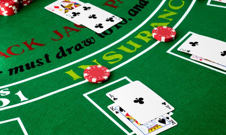 Juega al Blackjack en línea y gana con estas estrategias