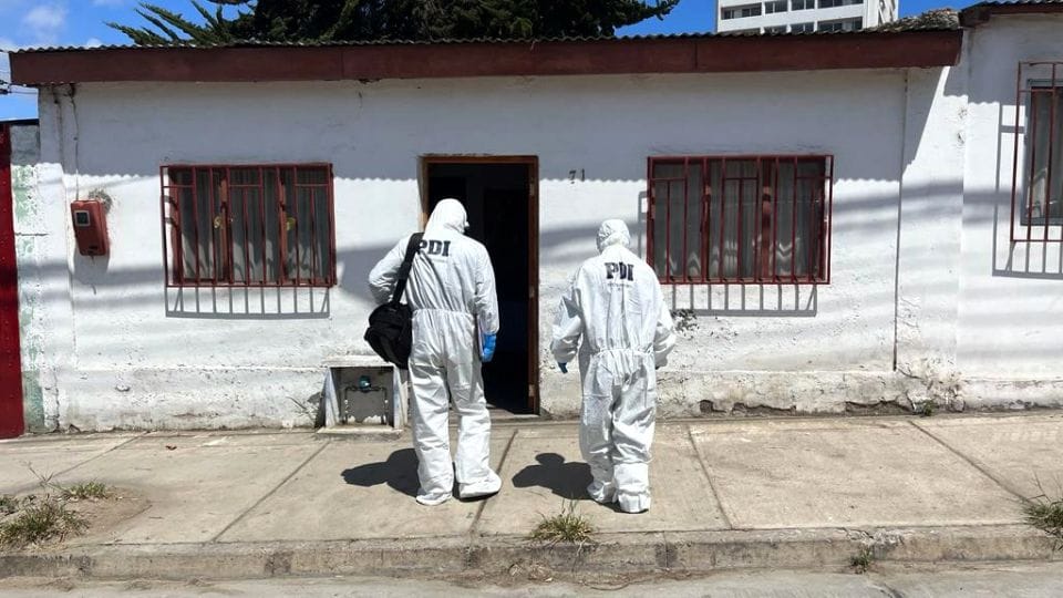 Encuentran cuerpo de anciano al interior de su casa: Llevaría un año muerto