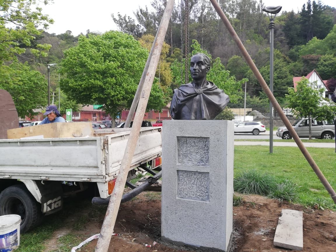 Inicio del fin de chascarro de busto de Simón Bolívar en Parque Ecuador de Concepción