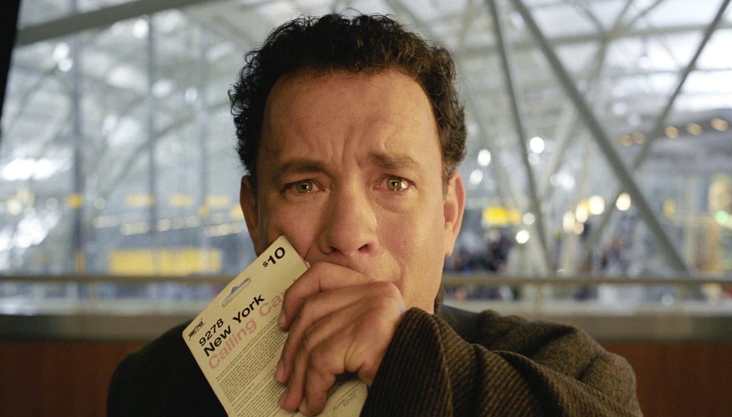 Refugiado iraní que inspiró película “La Terminal” falleció a los 77 años en el aeropuerto de París