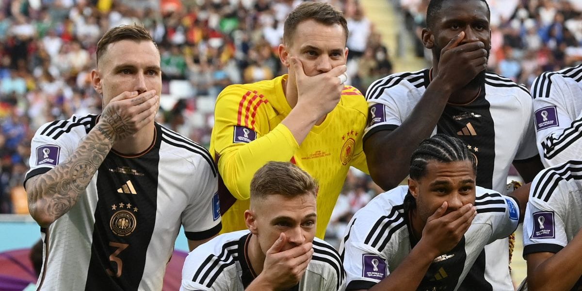 Jugadores de Alemania se tapan la boca en protesta contra FIFA tras prohibición a usar brazalete LGBT