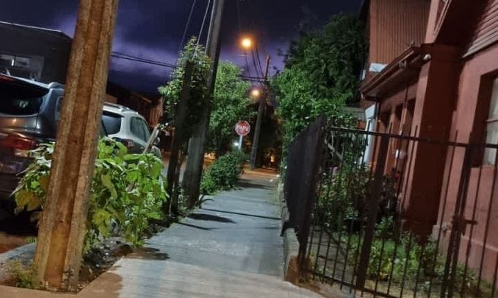 Vecinos de Chiguayante salvan a conductora mientras delincuentes la asaltaban y golpeaban
