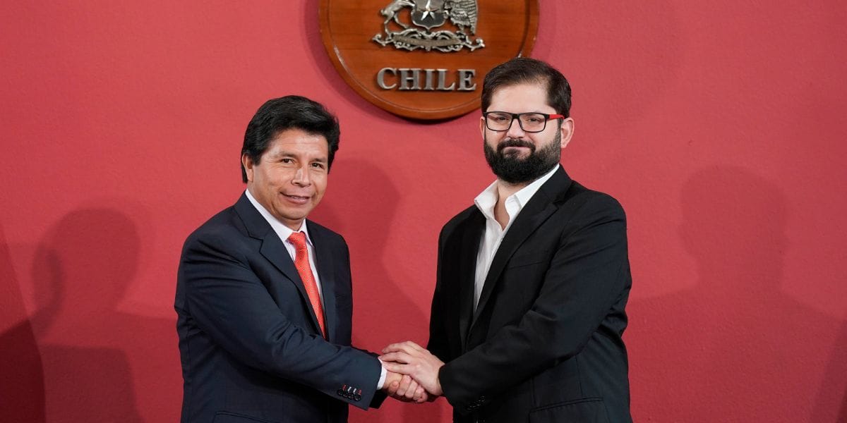 Presidente Boric acordó con Castillo retomar la cumbre de la Alianza del Pacífico