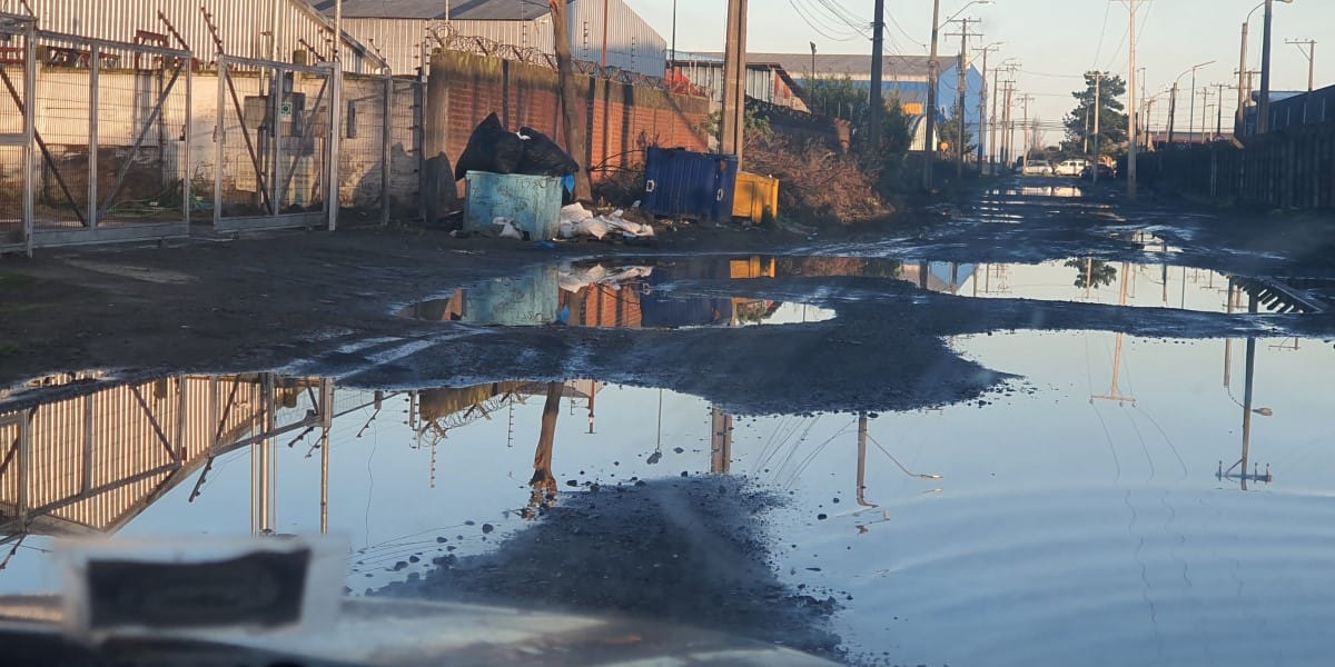 Municipalidad y gremio de empresas reparan los “mega cráteres” del Parque Industrial de Coronel