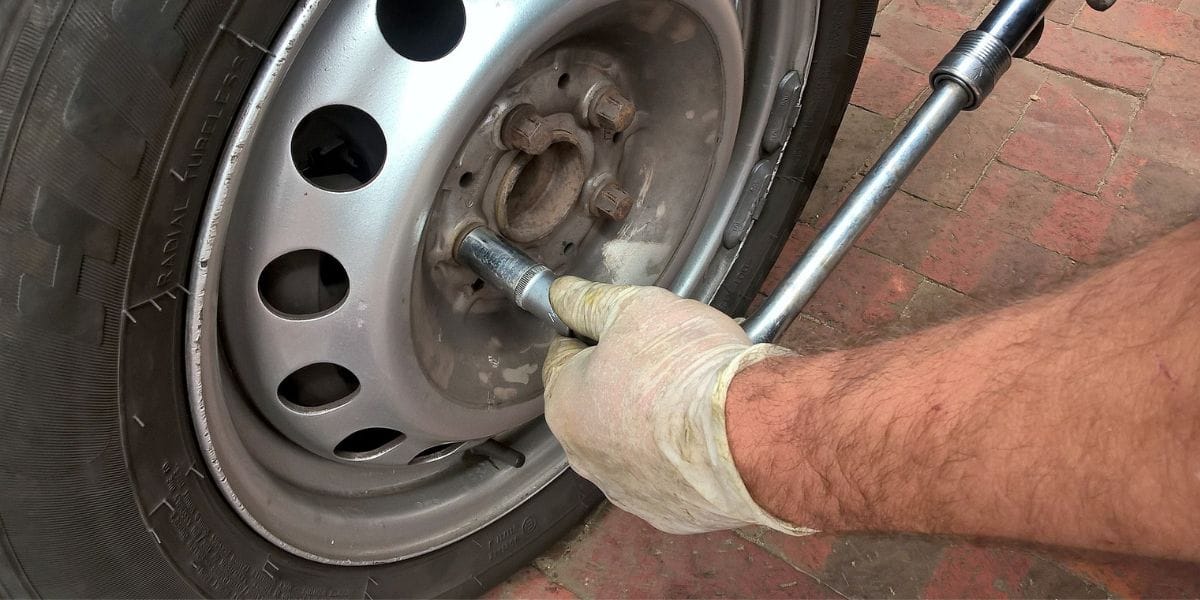 Sujeto cambiaba neumático y murió tras ser aplastado por camión