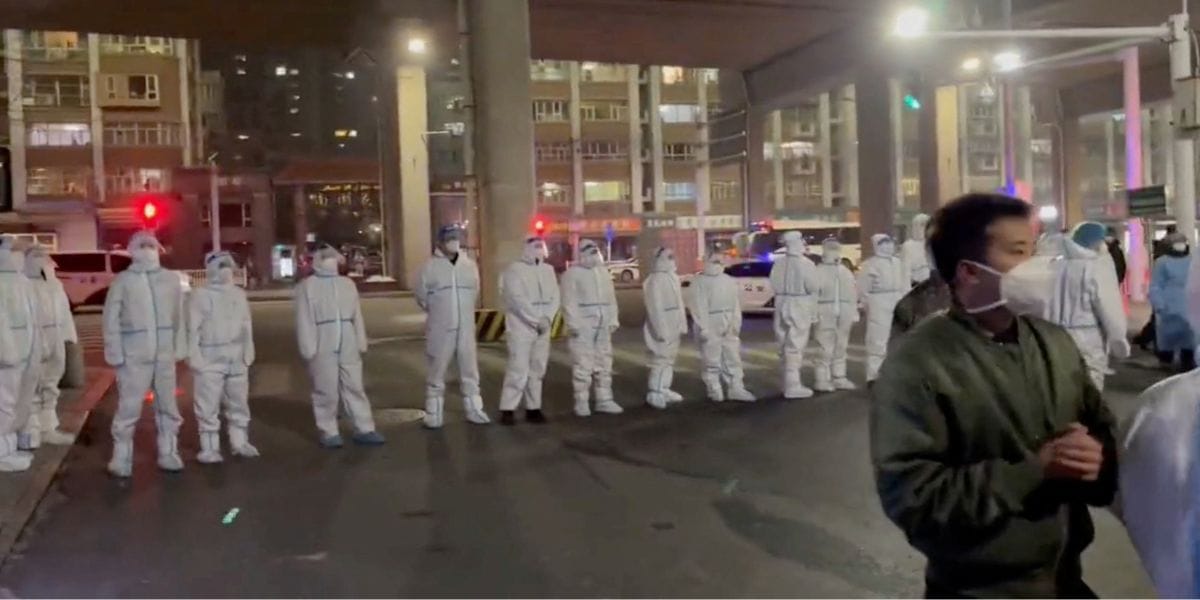 Mortal incendio que dejó 10 muertos desató la ira en China: Protestan contra política Cero Covid