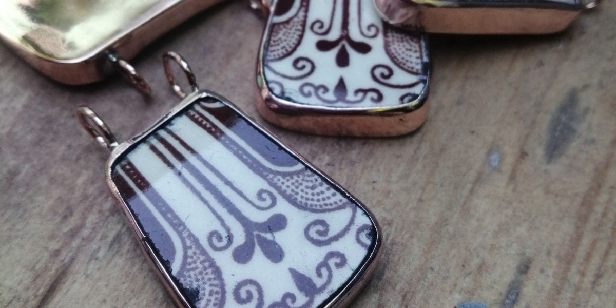 Fondart Biobío busca visibilizar la antigua loza de Fanaloza Penco a través de la creación de joyas