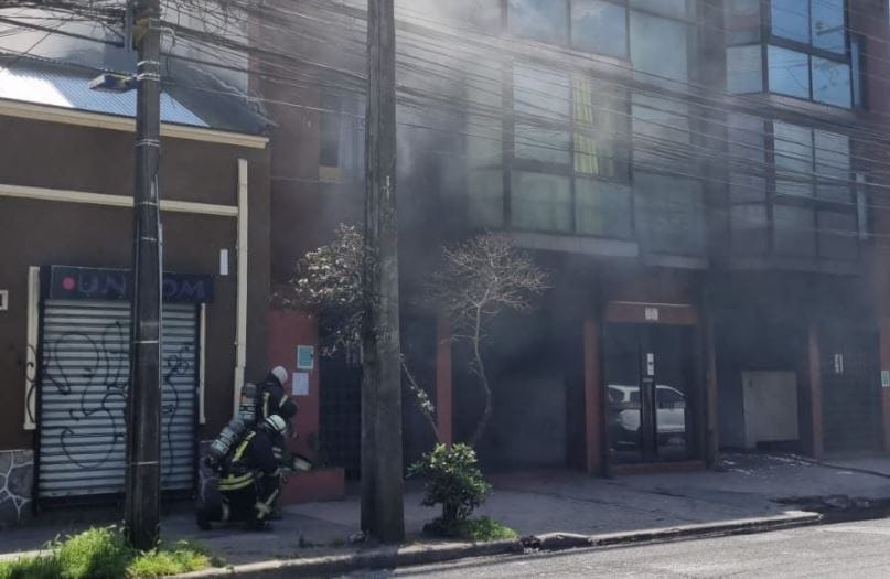 Alarma frente a Hospital Regional de Concepción: Incendio afecta vehículos en estacionamiento