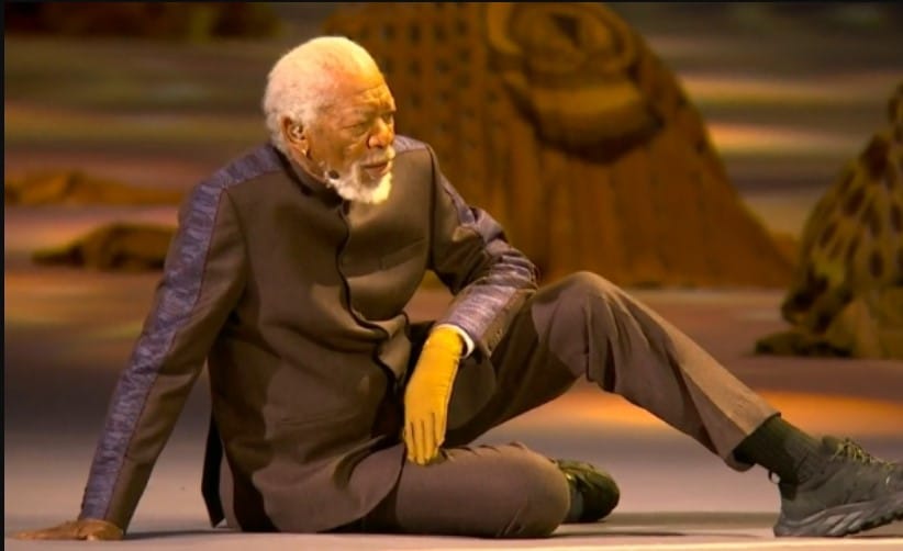 El paso de Morgan Freeman en la inauguración de Qatar 2022 y la trágica historia de su “guante”