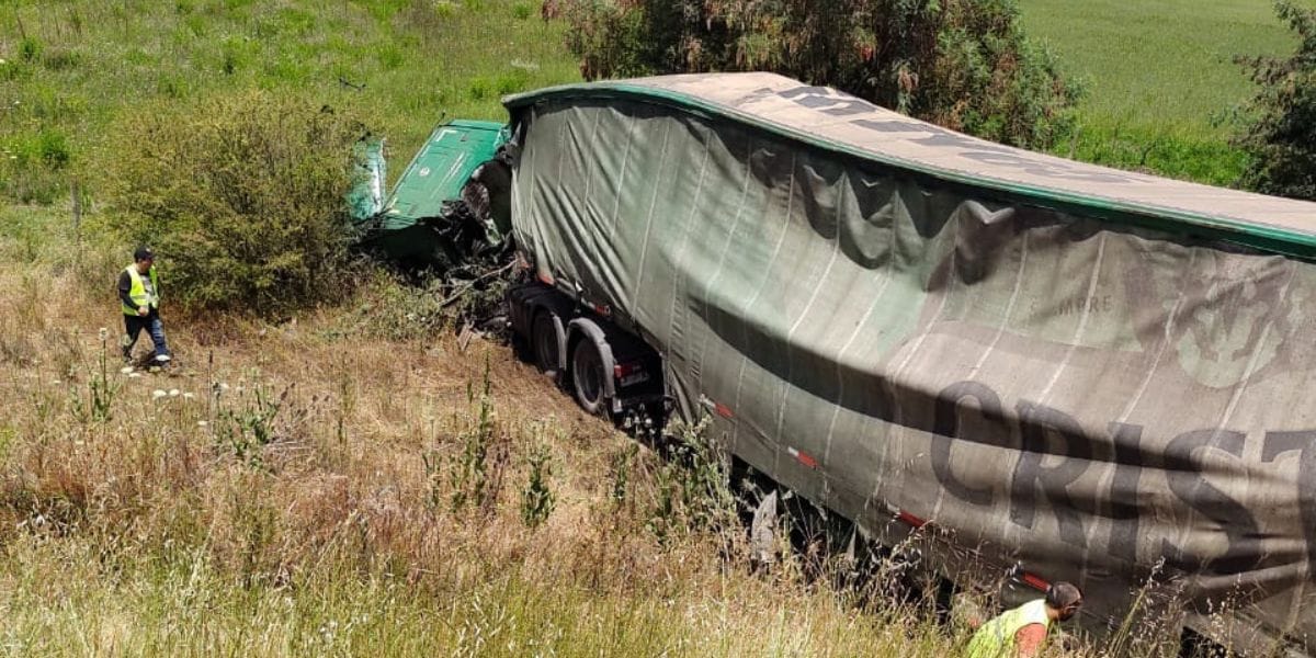 Camión de cervezas volcó en Ruta del Itata: Se reportó una persona lesionada