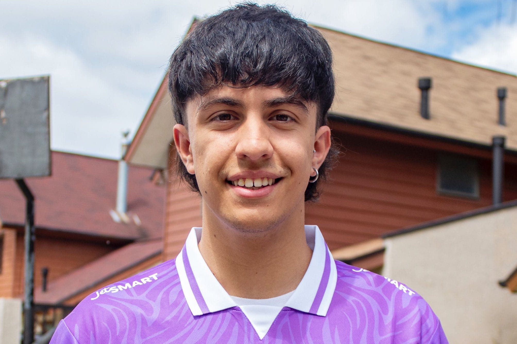 Joven hincha de Deportes Concepción causa sensación en su graduación con camiseta lila