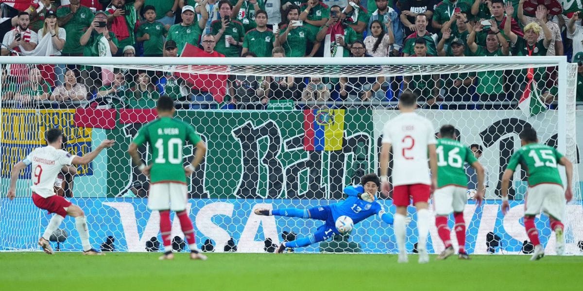 Memo Ochoa se vistió de héroe y le tapó penal a Lewandowski en el debut