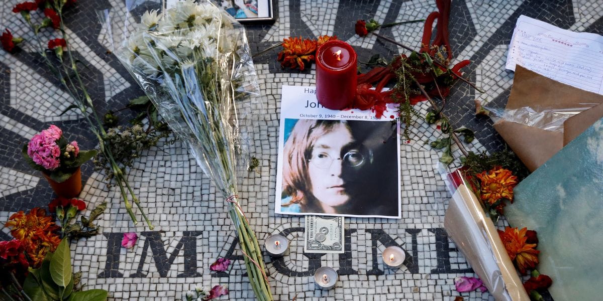 Objetos de colección: La guitarra destrozada de Kurt Cobain y las gafas de Lennon salen a subasta