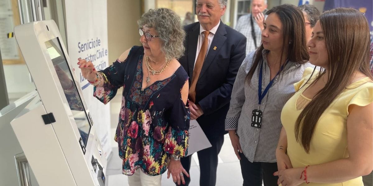Instalan tótem de autoatención del Registro Civil en Municipalidad de Los Ángeles