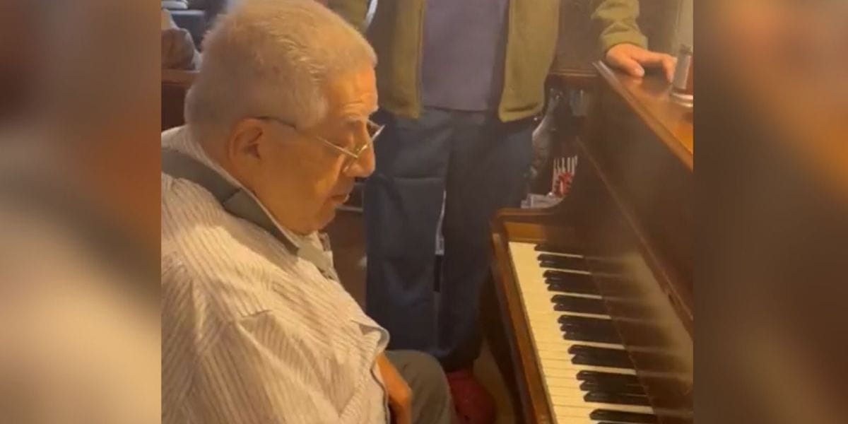 Valentín Trujillo se fracturó la muñeca tras caída: Sorprendió al tocar el piano con una mano