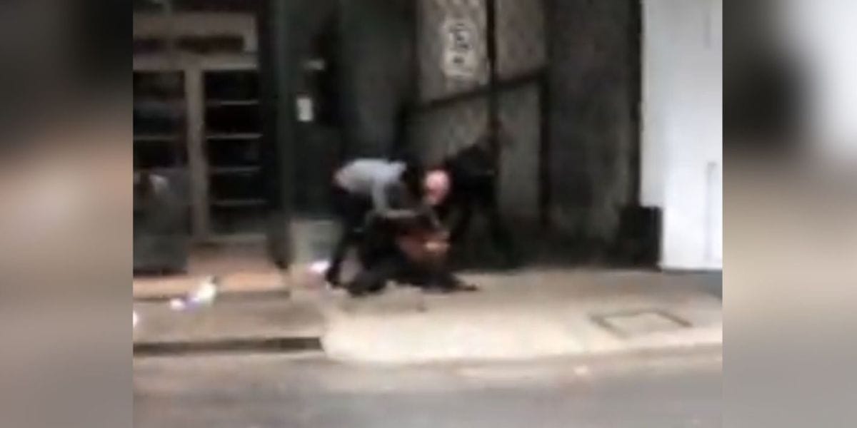 Violento asalto a adulto mayor a la salida de banco: Le apuntaron con un arma y robaron todo su dinero