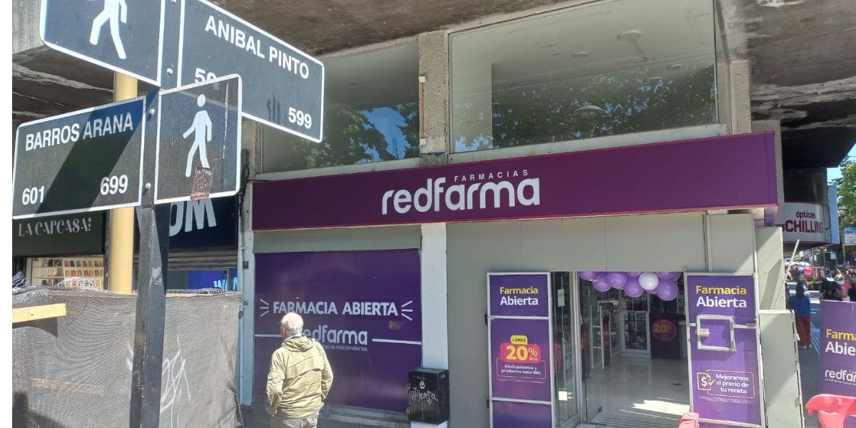 Farmacia da el ejemplo y saca todas sus rejas en local de Concepción con la idea de recuperar el centro