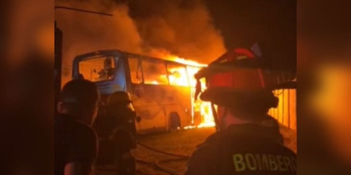 Una veintena de buses quemados dejó incendio en Chillán: Indagan origen y participación de terceros