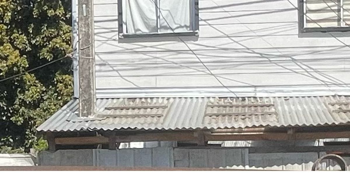 Insólito: Poste del alumbrado público fue “absorbido” por una casa de calle Esmeralda de Concepción