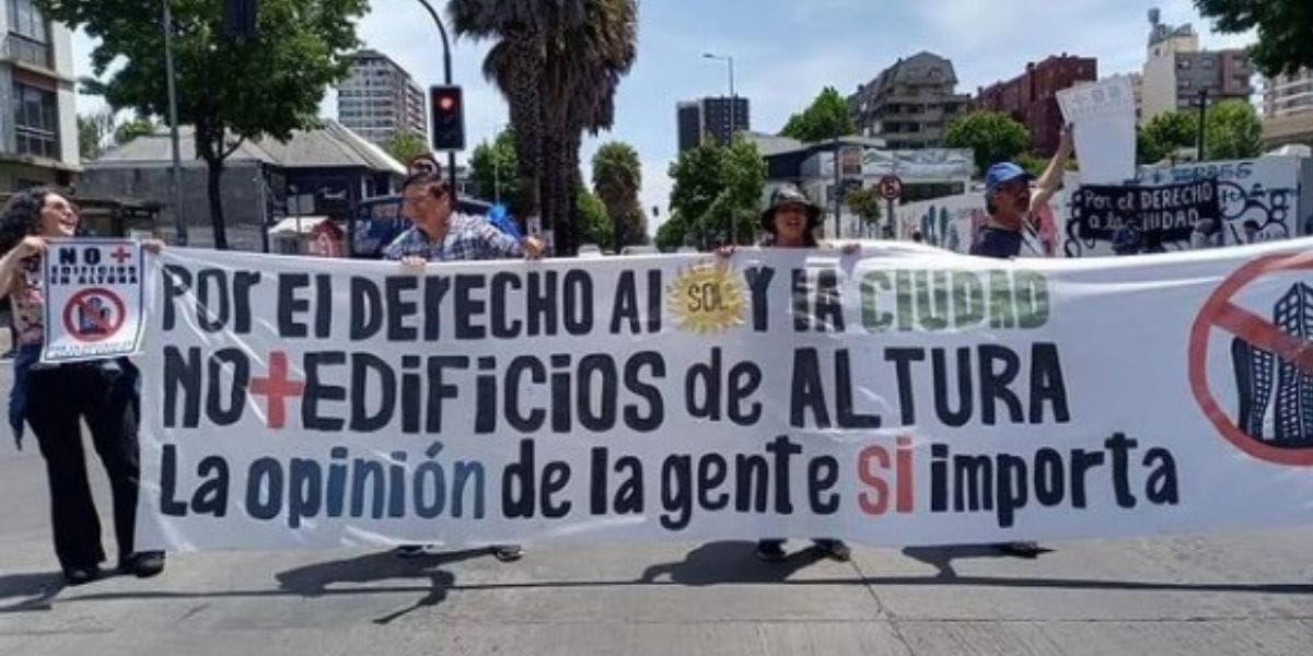 Todos los sábados vecinos de Plaza Perú de Concepción marchan para evitar la construcción de un nuevo edificio