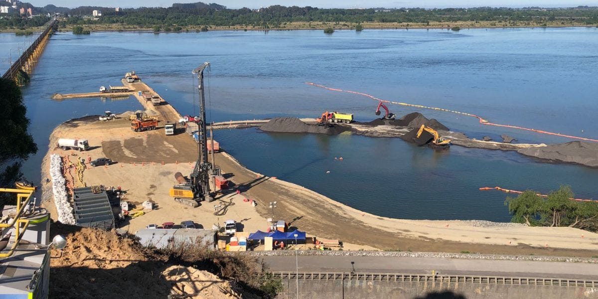 Avanzan rápidamente obras de puente ferroviario: Ya se han internado más de 200 metros río adentro