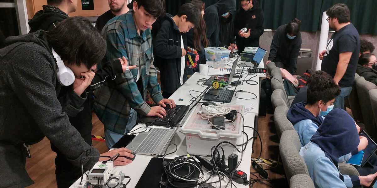 Estudiantes de básica y media ponen a prueba habilidades en torneo de robótica en Concepción