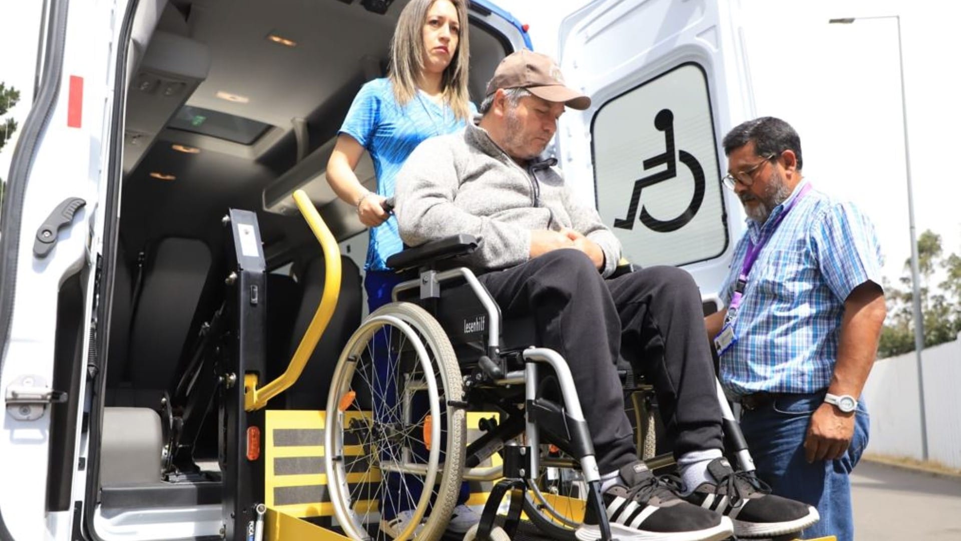 Concepción cuenta con nuevo y moderno móvil para traslado de pacientes en silla de ruedas