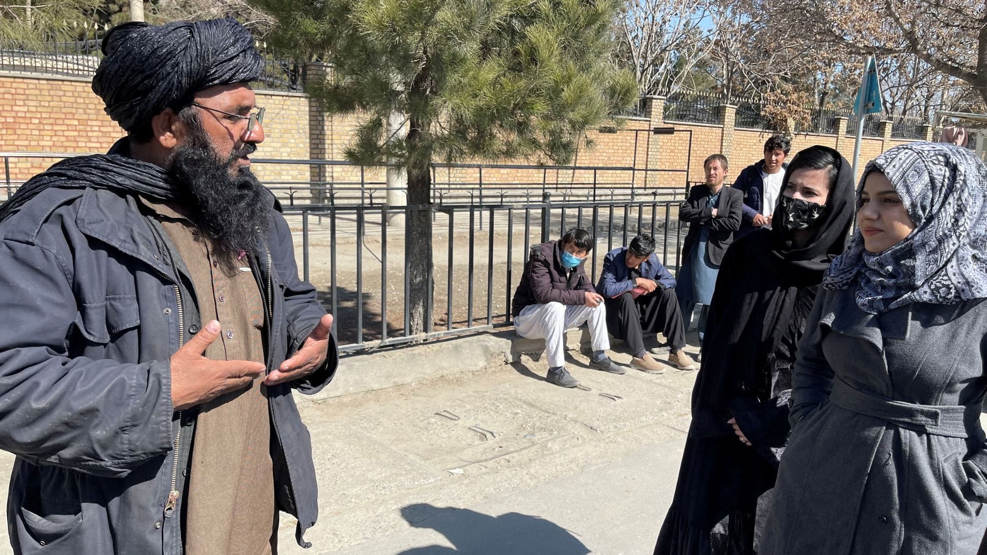 Talibanes prohiben el acceso de mujeres a la universidad en Afganistán