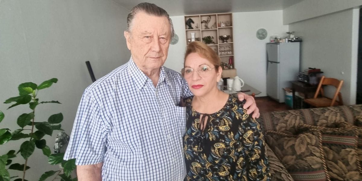 “No nos alcanza ni con la ayuda de amigos”: El drama que vive ex médico de Concepción por rebaja del 70% de su pensión tras contraer matrimonio