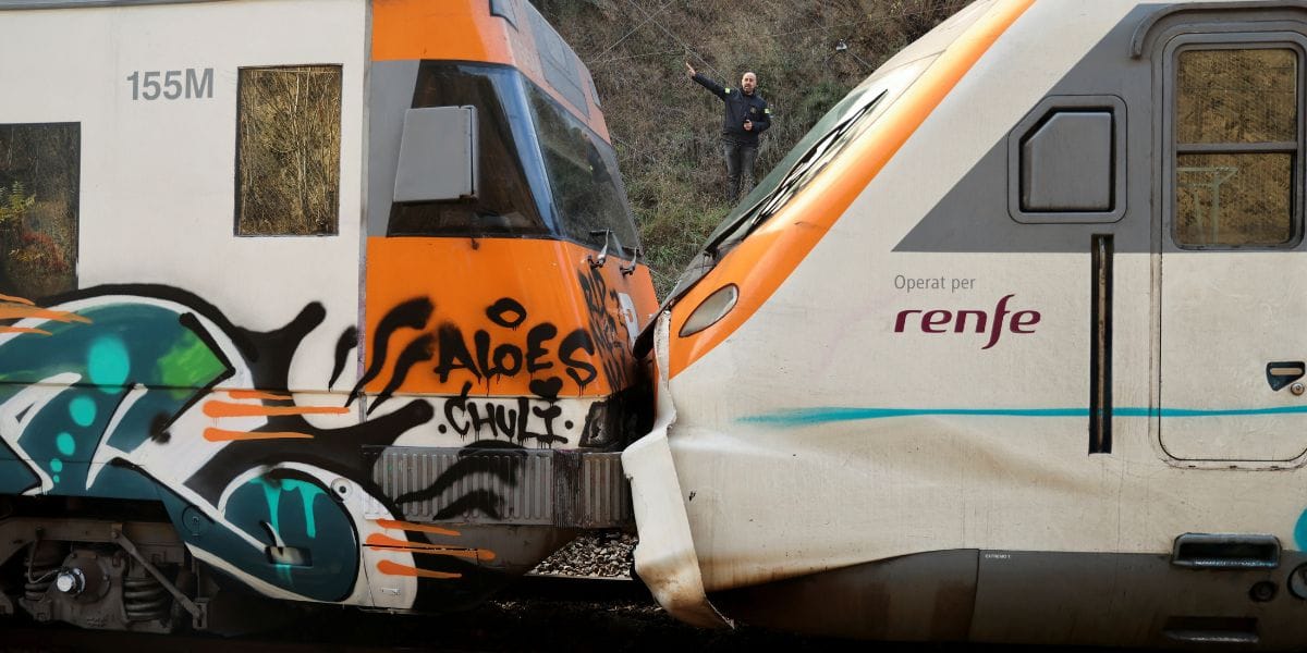 Choque entre dos trenes en España deja centena de heridos