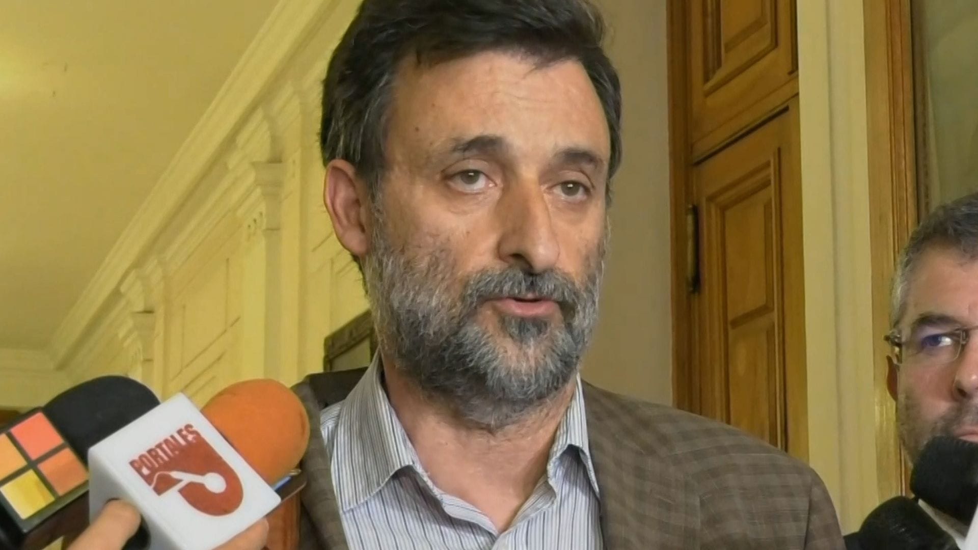 “Diferencias políticas no se resuelven con violencia”: Gobierno condenó funa a Cristián Warnken