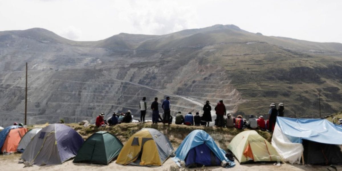 Pobladores en Perú bloquean vía clave de minera Las Bambas en protesta contra Gobierno